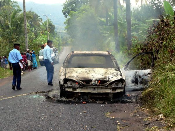 Na-ulicach-Numei-stolicy-Nowej-Kaledonii-plona-auta_zrodlo-Flickr.com_autor-David-Stanley