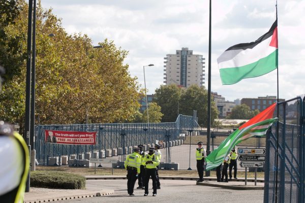 Policjanci-czekajacy-na-protest_Pixabay