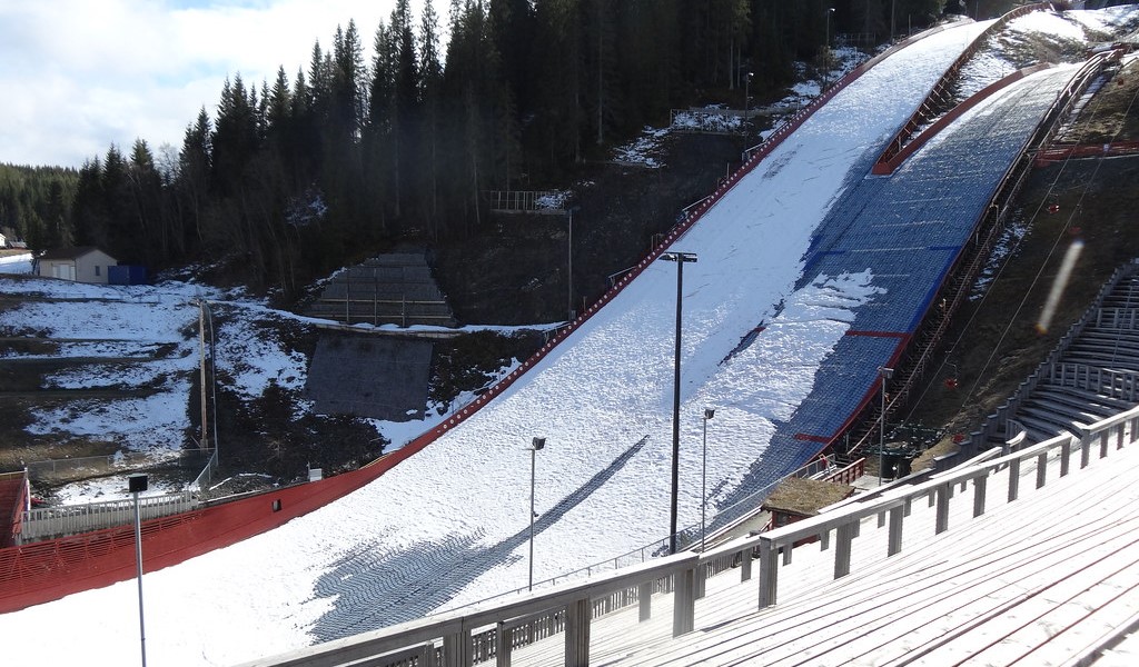Mistrzostwa Świata w skokach narciarskich w Trondheim: zacięta walka o medale, a na koniec gigantyczny skandal