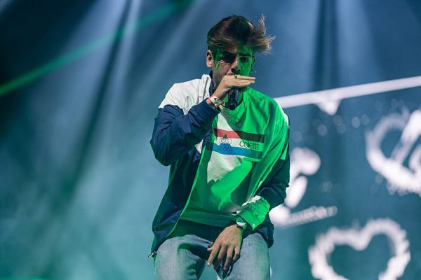 Album%2C%20kt%C3%B3ry%20roz%C5%9Bwietli%C5%82%20noc%20-%20%2C%2CLATARNIE%20WSZ%C4%98DZIE%20DAWNO%20ZGAS%C5%81Y%E2%80%9D